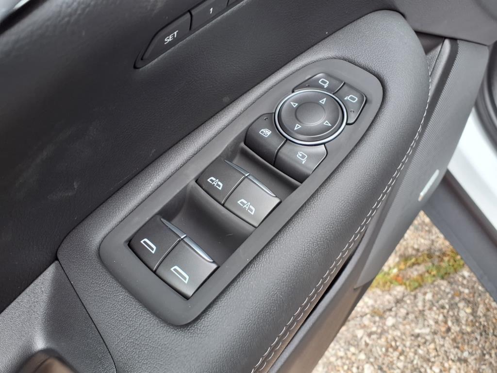 new 2025 Cadillac XT5 car, priced at $50,553