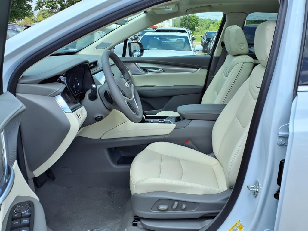 new 2025 Cadillac XT5 car, priced at $49,688