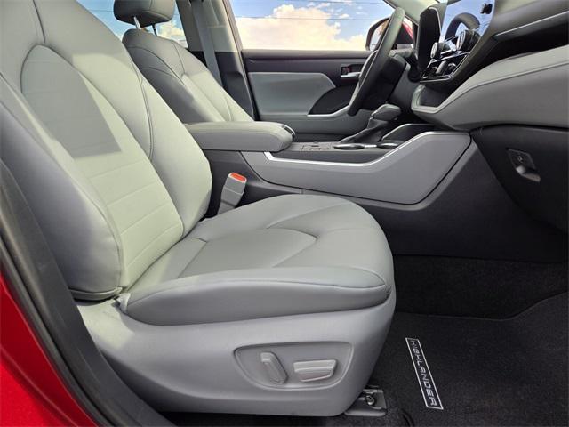 used 2025 Toyota Highlander car, priced at $43,281