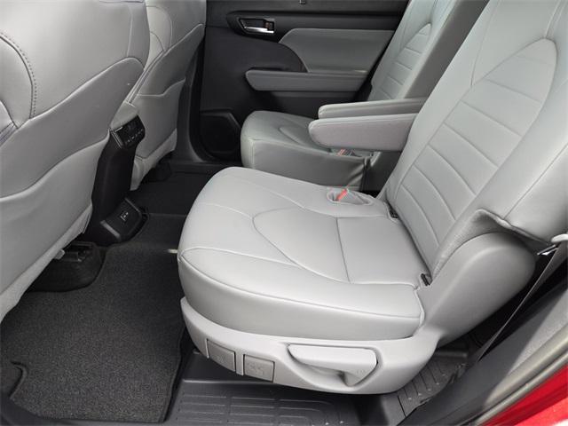 used 2025 Toyota Highlander car, priced at $43,281
