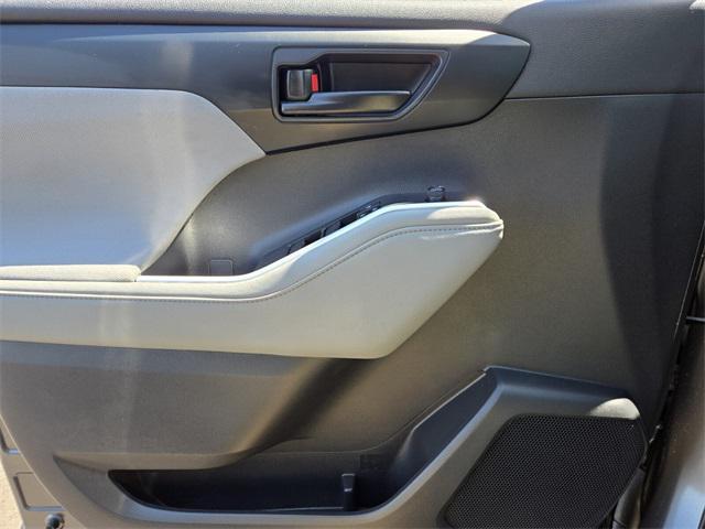 used 2023 Toyota Highlander car, priced at $33,059