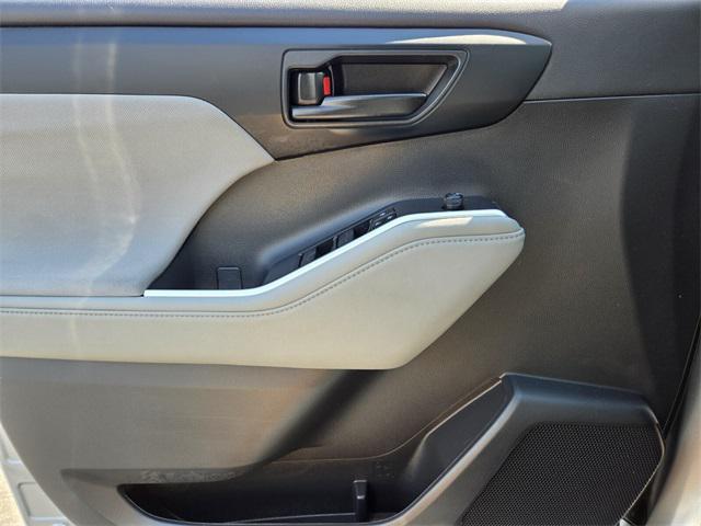 used 2024 Toyota Highlander car, priced at $39,059