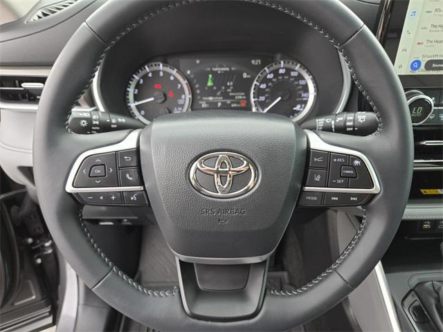 used 2025 Toyota Highlander car, priced at $43,777