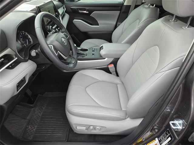 used 2025 Toyota Highlander car, priced at $43,777