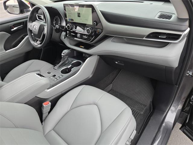used 2025 Toyota Highlander car, priced at $43,777