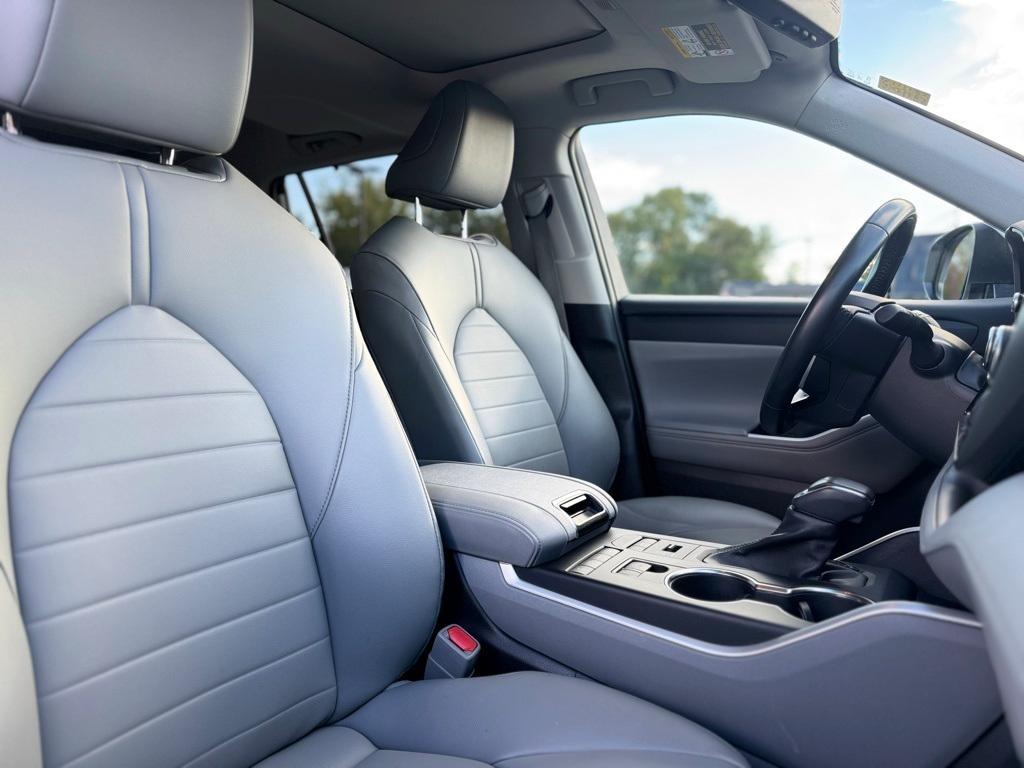 used 2021 Toyota Highlander car, priced at $32,995