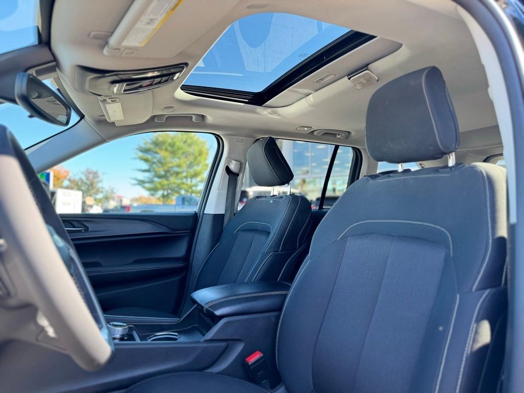 used 2024 Jeep Grand Cherokee car, priced at $29,799