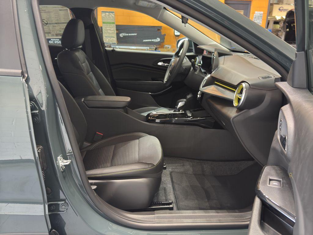 new 2025 Chevrolet Trax car