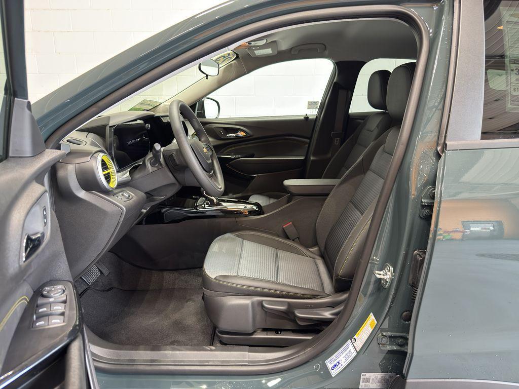 new 2025 Chevrolet Trax car