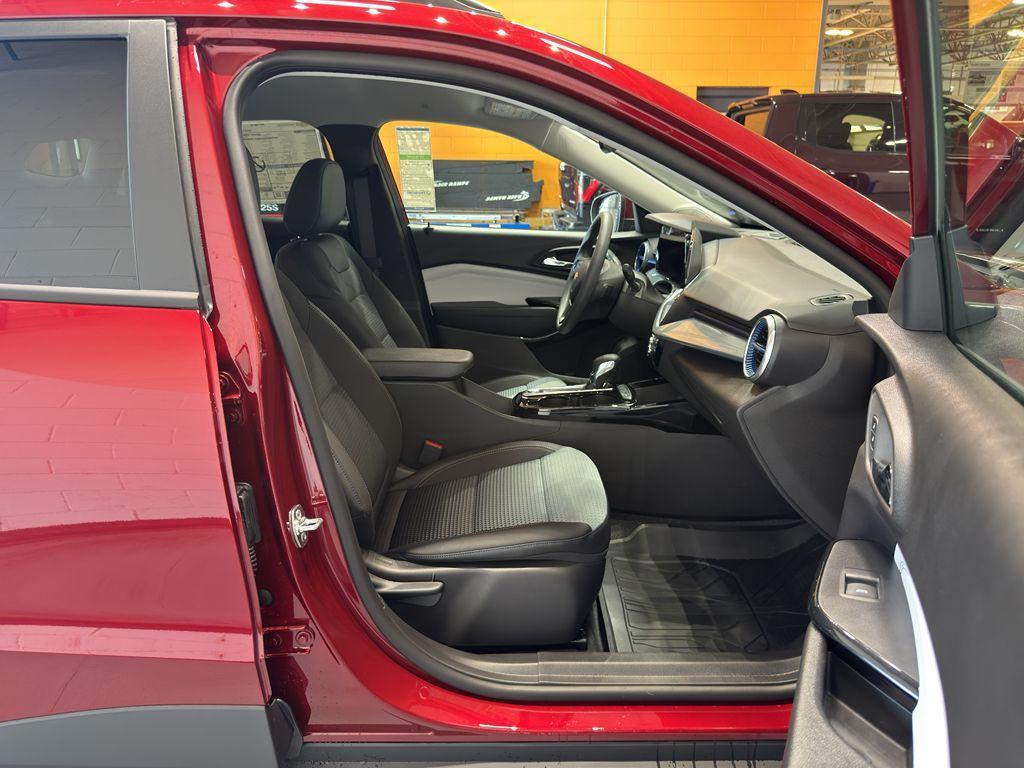new 2025 Chevrolet Trax car