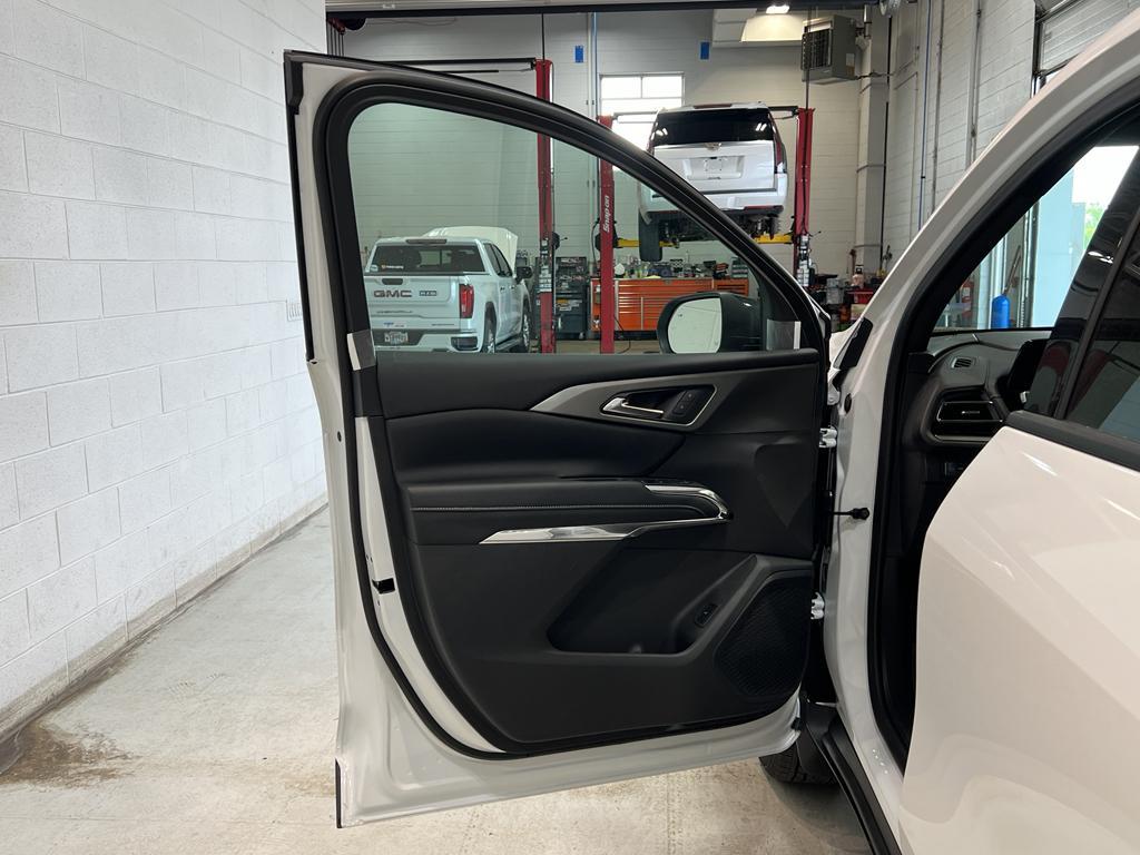 new 2025 Chevrolet Traverse car