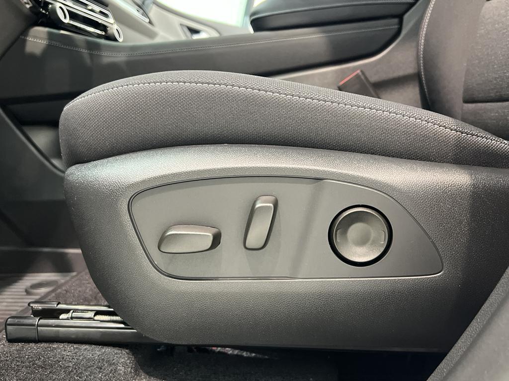 new 2025 Chevrolet Traverse car