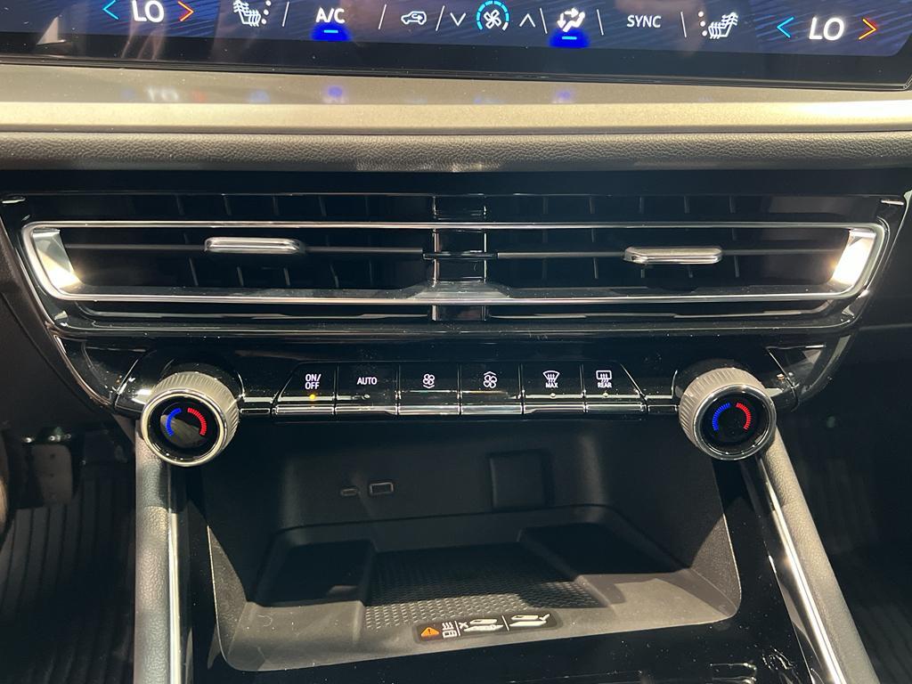 new 2025 Chevrolet Traverse car