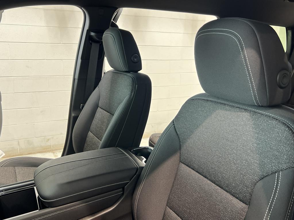 new 2025 Chevrolet Traverse car