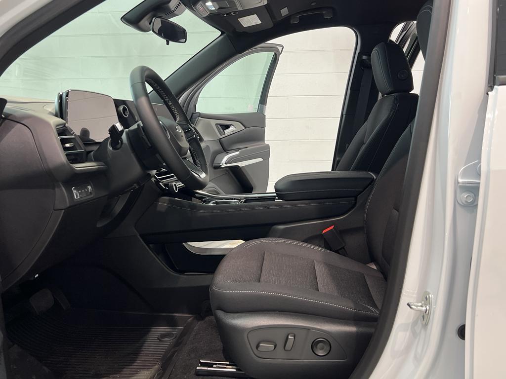 new 2025 Chevrolet Traverse car
