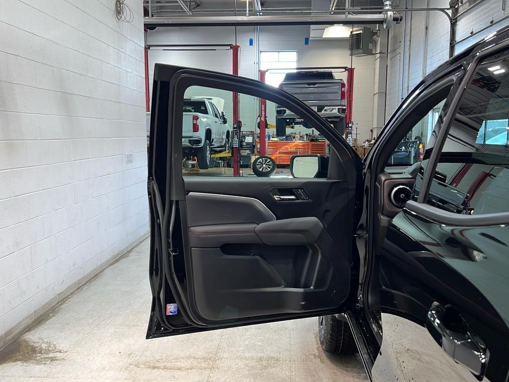 new 2025 Chevrolet Colorado car