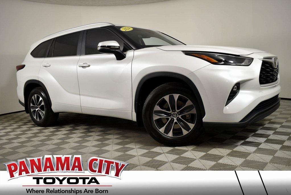 used 2024 Toyota Highlander car, priced at $39,998