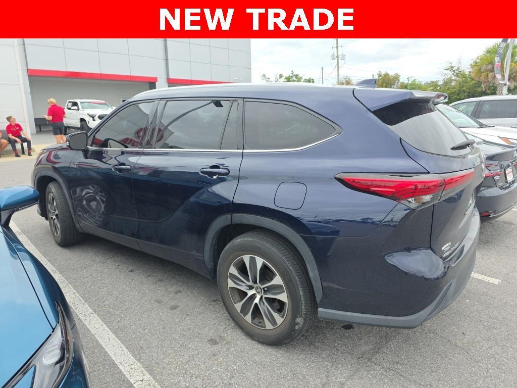 used 2022 Toyota Highlander car, priced at $34,399