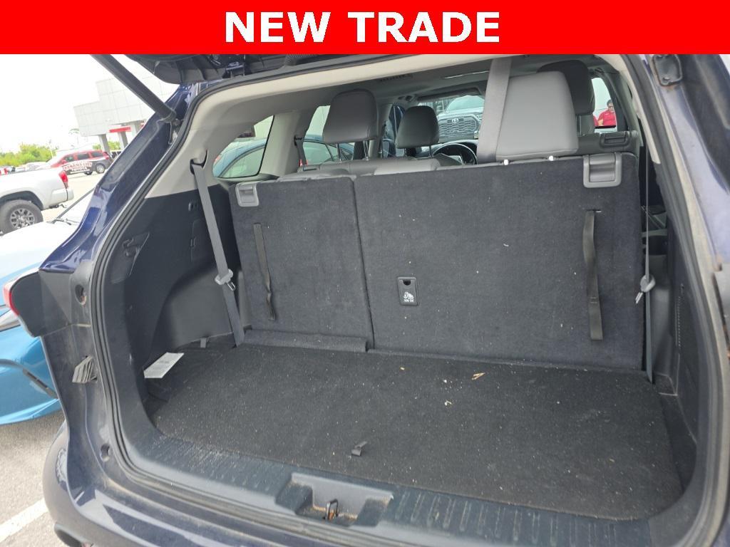 used 2022 Toyota Highlander car, priced at $34,399