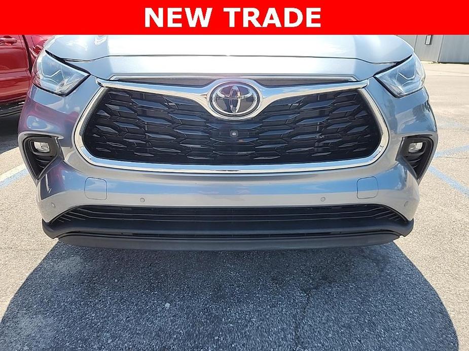 used 2022 Toyota Highlander car, priced at $41,488