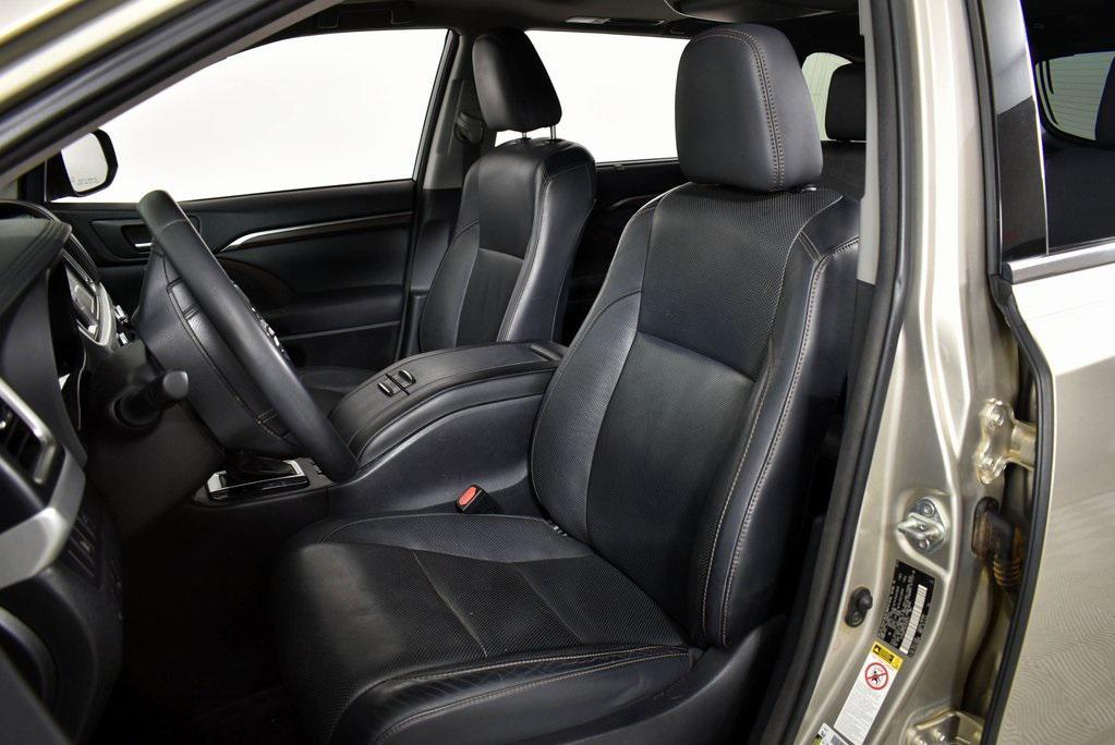 used 2014 Toyota Highlander car, priced at $16,899