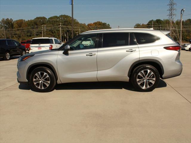 used 2022 Toyota Highlander car, priced at $34,900