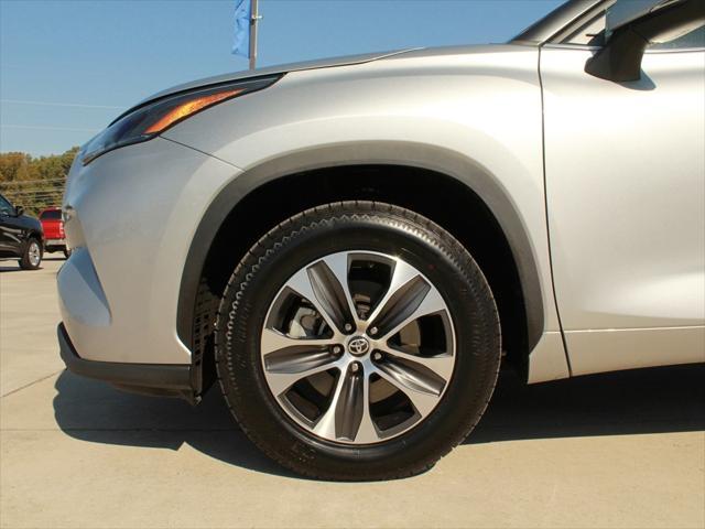 used 2022 Toyota Highlander car, priced at $34,900