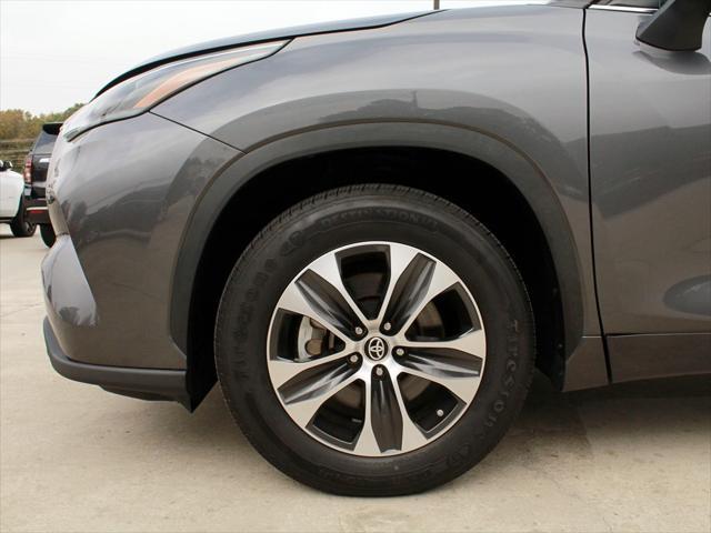 used 2022 Toyota Highlander car, priced at $34,900