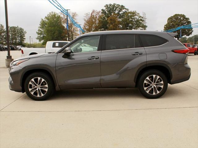 used 2022 Toyota Highlander car, priced at $34,900