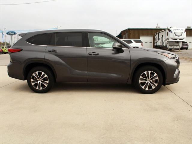 used 2022 Toyota Highlander car, priced at $34,900