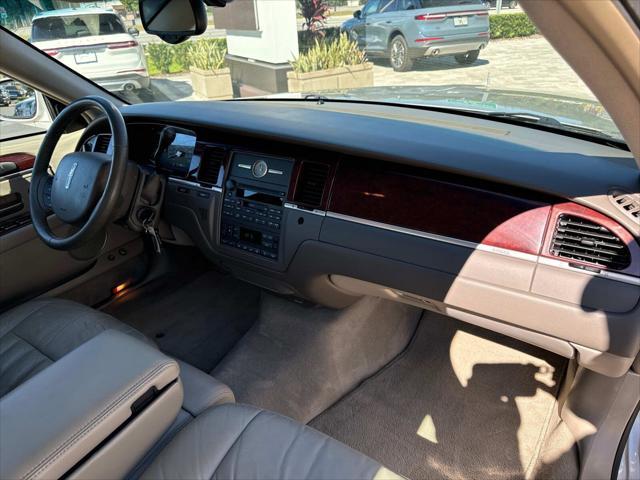 used 2005 Lincoln Town Car car, priced at $13,900