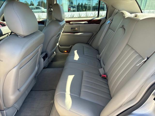 used 2005 Lincoln Town Car car, priced at $13,900