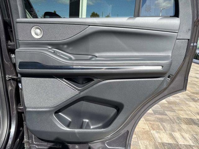 new 2025 Lincoln Navigator car, priced at $101,511