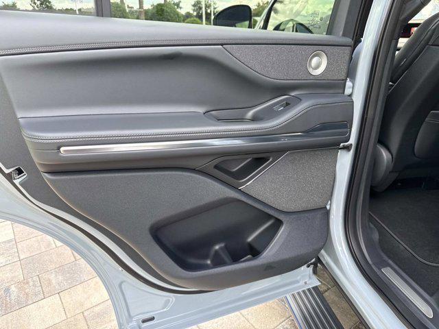 new 2025 Lincoln Navigator car, priced at $104,698