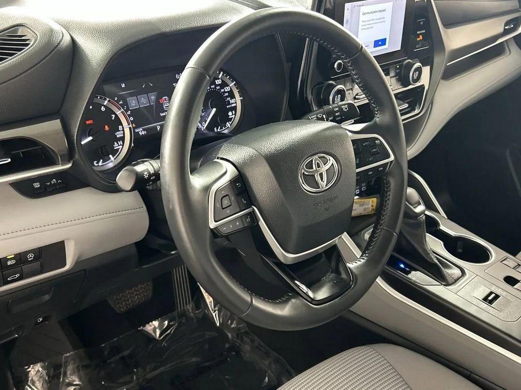 used 2023 Toyota Highlander car, priced at $36,517