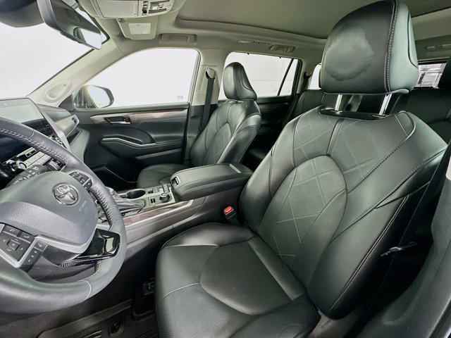 used 2022 Toyota Highlander car, priced at $40,397