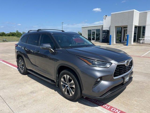 used 2021 Toyota Highlander car, priced at $25,900