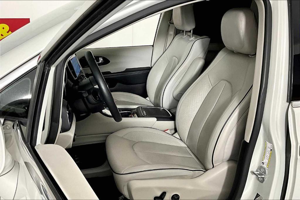 used 2021 Chrysler Pacifica Hybrid car, priced at $26,525