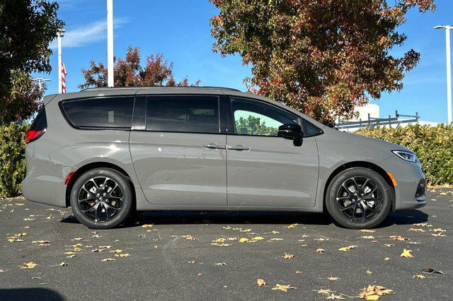 new 2024 Chrysler Pacifica car, priced at $47,185