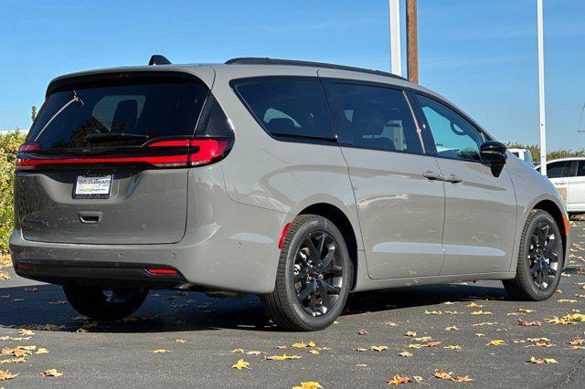 new 2024 Chrysler Pacifica car, priced at $47,185