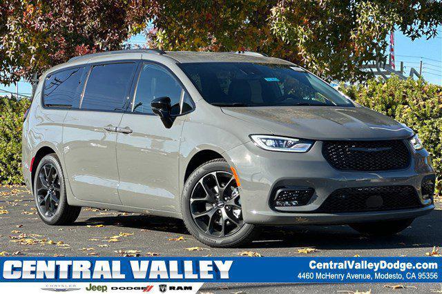 new 2024 Chrysler Pacifica car, priced at $47,435