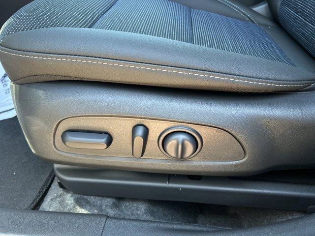 new 2025 Buick Envista car, priced at $24,050