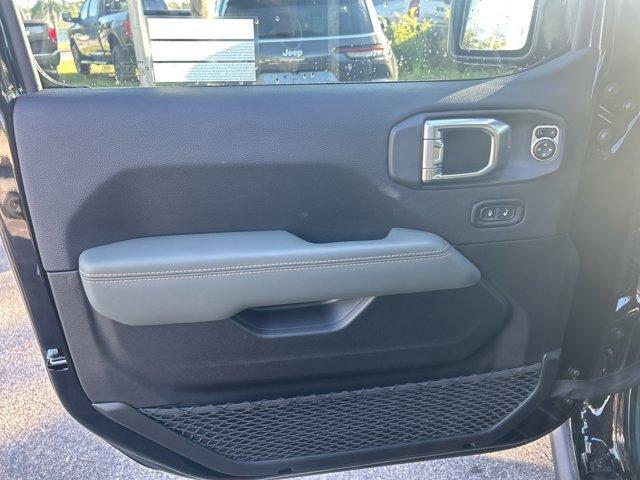 new 2025 Jeep Gladiator car, priced at $59,924