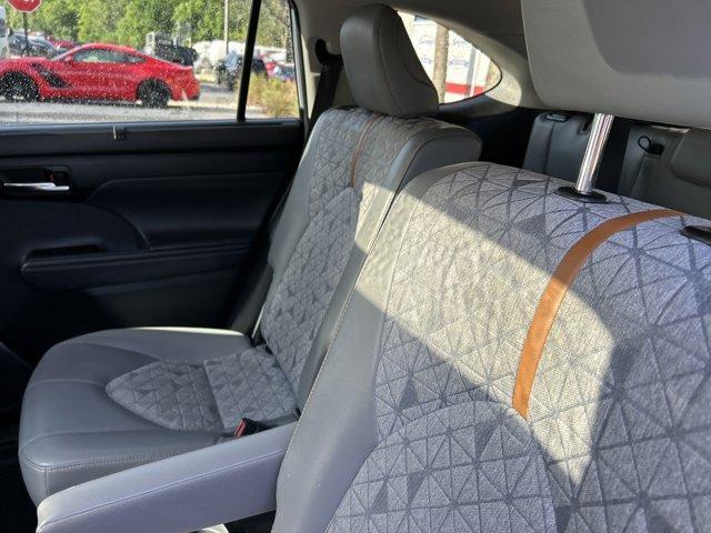 used 2022 Toyota Highlander Hybrid car, priced at $39,310