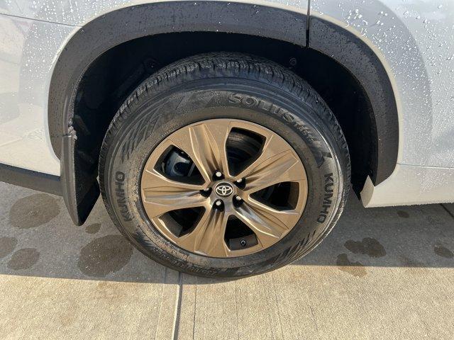 used 2022 Toyota Highlander Hybrid car, priced at $39,310