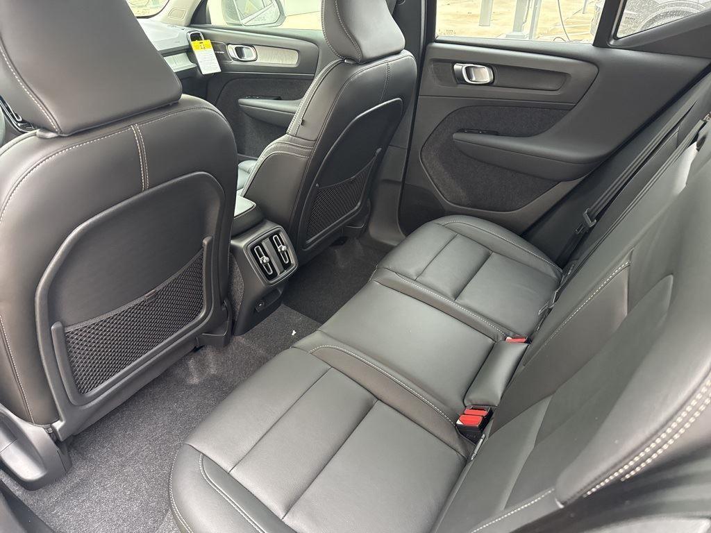 new 2025 Volvo XC40 car, priced at $40,250