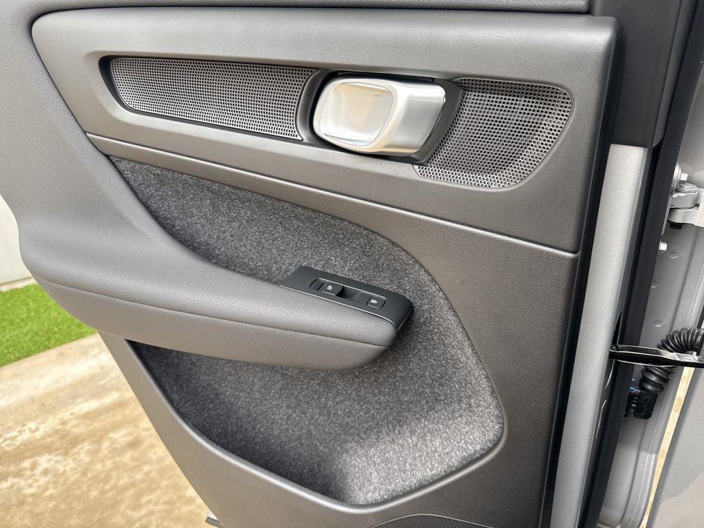 new 2025 Volvo XC40 car, priced at $40,250