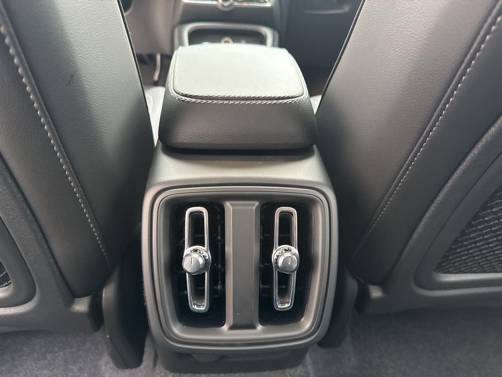 new 2025 Volvo XC40 car, priced at $40,250