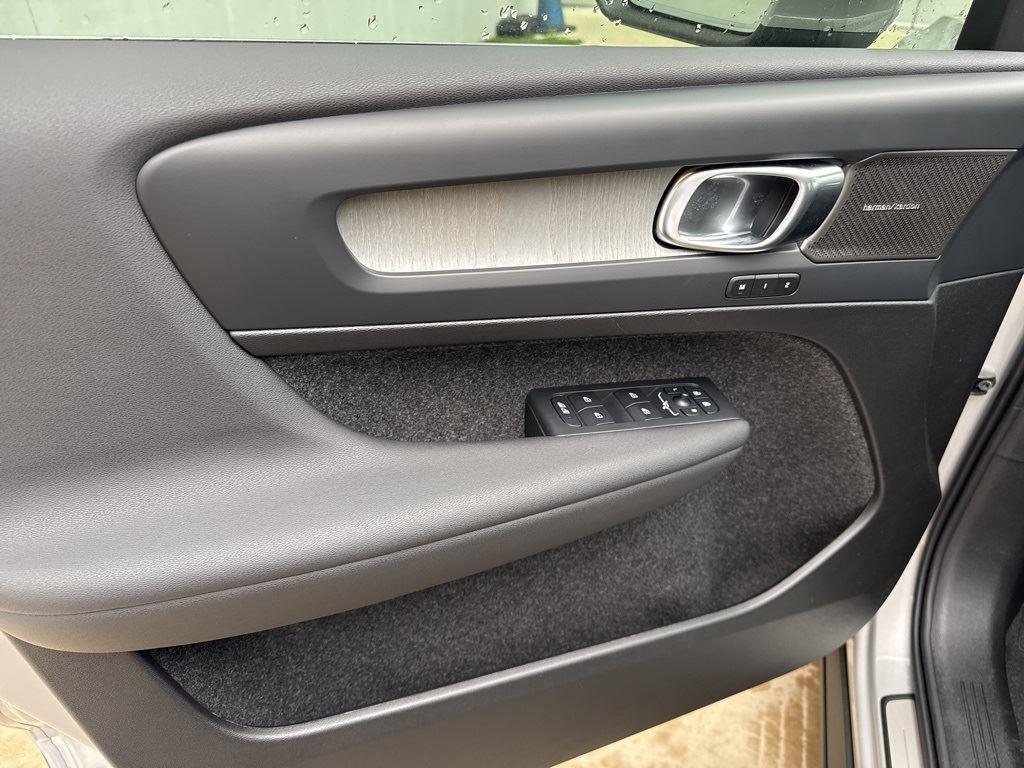 new 2025 Volvo XC40 car, priced at $40,250