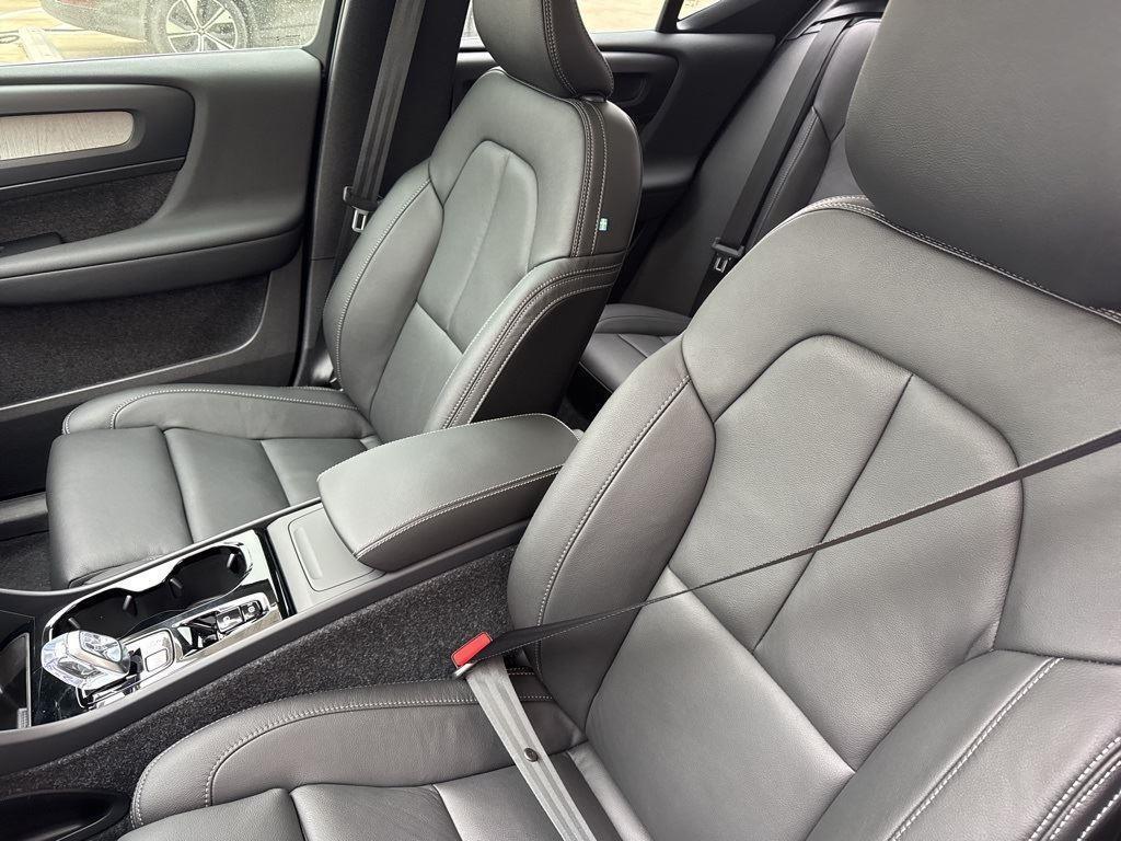 new 2025 Volvo XC40 car, priced at $40,250